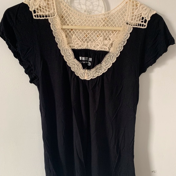 🔥 3/$20 Black and White Lace Blouse - Picture 1 of 2